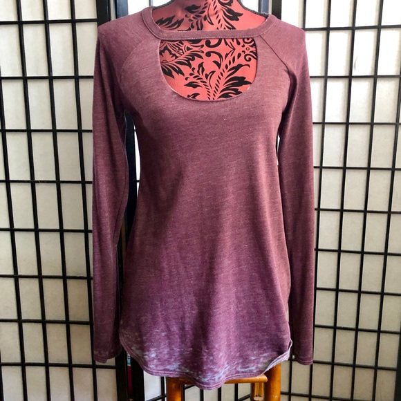 NWOT CHASER Burgundy Long Sleeve Oversized Distressed Cut-out Top XS/Small - Picture 1 of 7